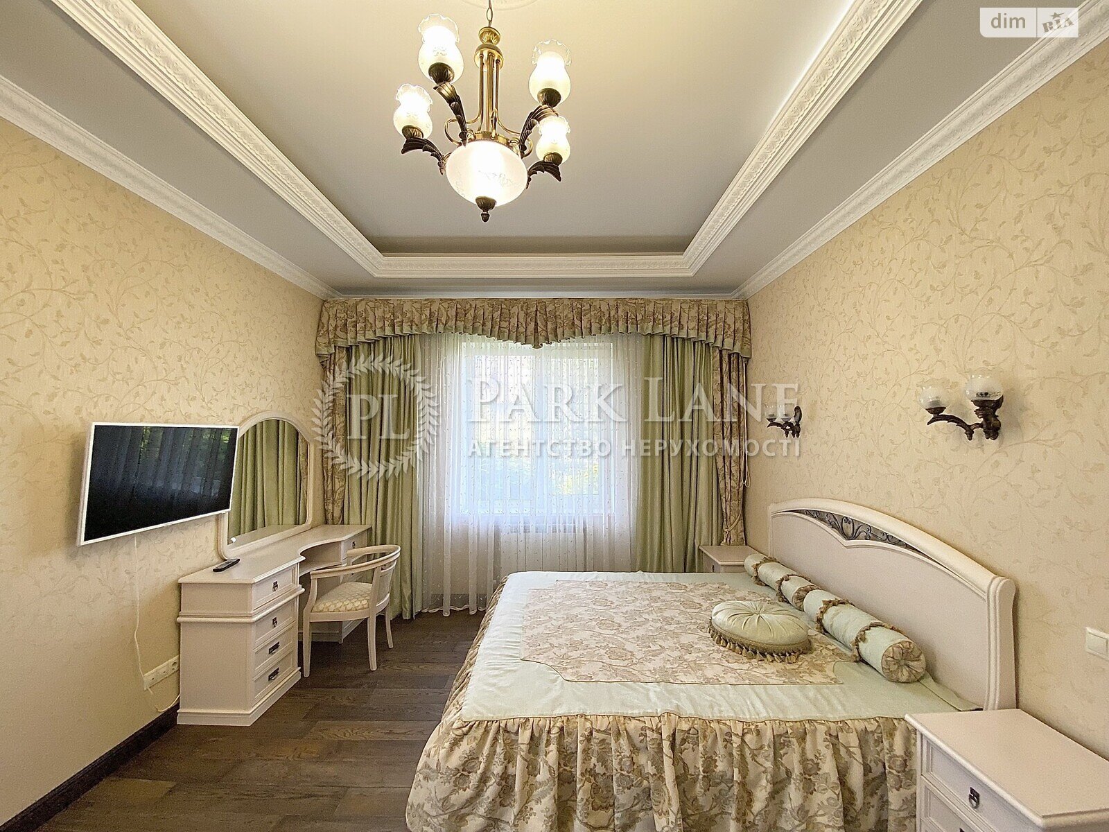 триповерховий будинок з гаражем, 562 кв. м, цегла. Продаж у Іванковичах фото 1 триповерховий будинок з гаражем, 562 кв. м, цегла. Продаж у Іванковичах фото 1
