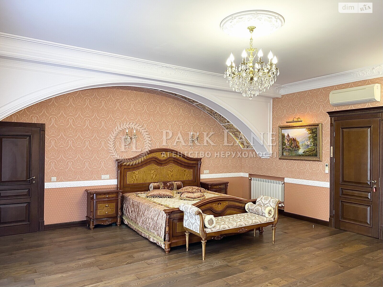 триповерховий будинок з гаражем, 562 кв. м, цегла. Продаж у Іванковичах фото 1 триповерховий будинок з гаражем, 562 кв. м, цегла. Продаж у Іванковичах фото 1