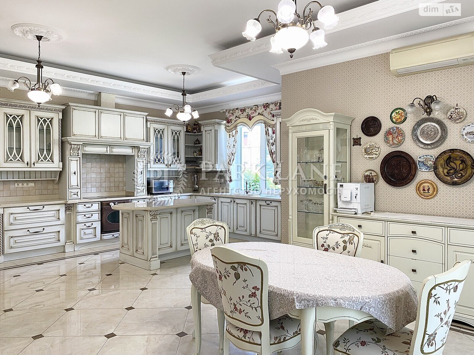 триповерховий будинок з гаражем, 562 кв. м, цегла. Продаж у Іванковичах фото 1 триповерховий будинок з гаражем, 562 кв. м, цегла. Продаж у Іванковичах фото 1