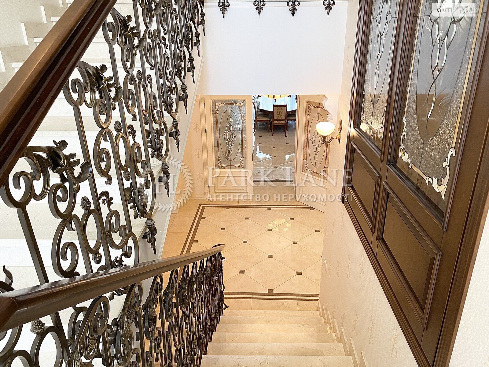 триповерховий будинок з гаражем, 562 кв. м, цегла. Продаж у Іванковичах фото 1 триповерховий будинок з гаражем, 562 кв. м, цегла. Продаж у Іванковичах фото 1