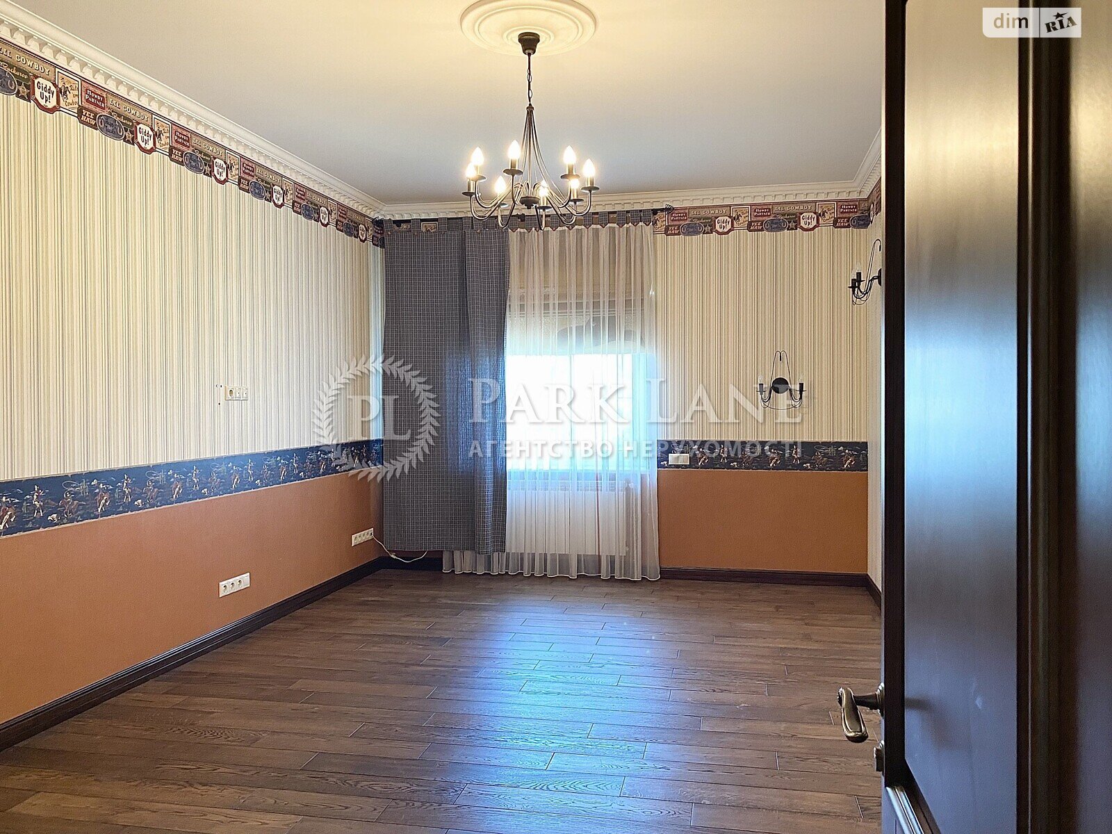 трехэтажный дом с гаражом, 562 кв. м, кирпич. Продажа в Иванковичах фото 1