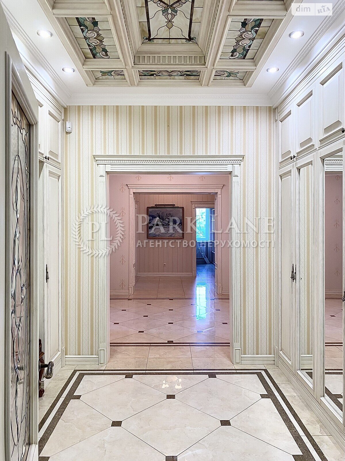 триповерховий будинок з гаражем, 562 кв. м, цегла. Продаж у Іванковичах фото 1 триповерховий будинок з гаражем, 562 кв. м, цегла. Продаж у Іванковичах фото 1