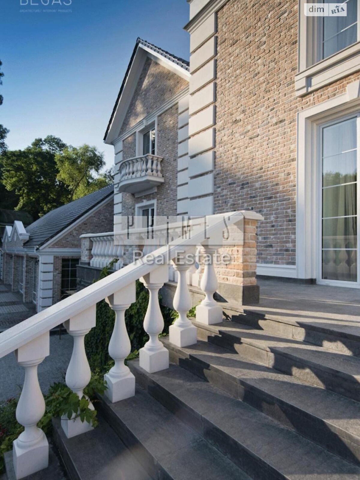 трехэтажный дом с верандой, 800 кв. м, кирпич. Продажа в Иванковичах фото 1