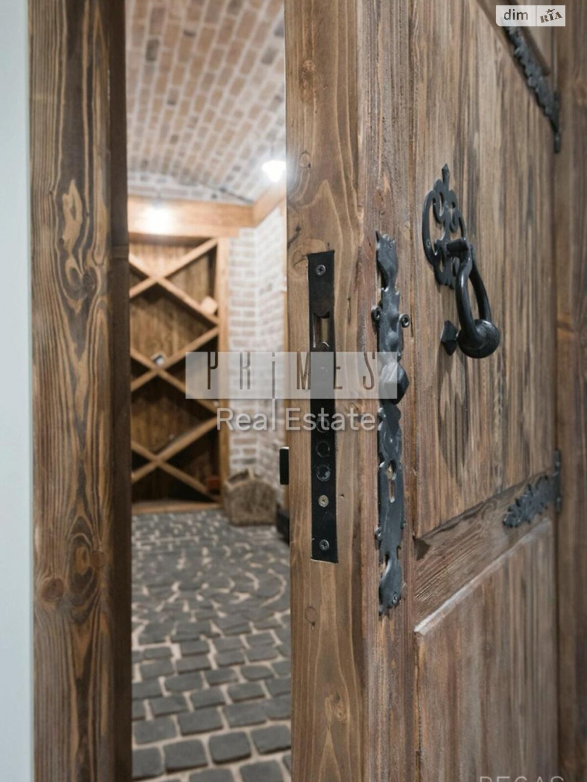 трехэтажный дом с верандой, 800 кв. м, кирпич. Продажа в Иванковичах фото 1