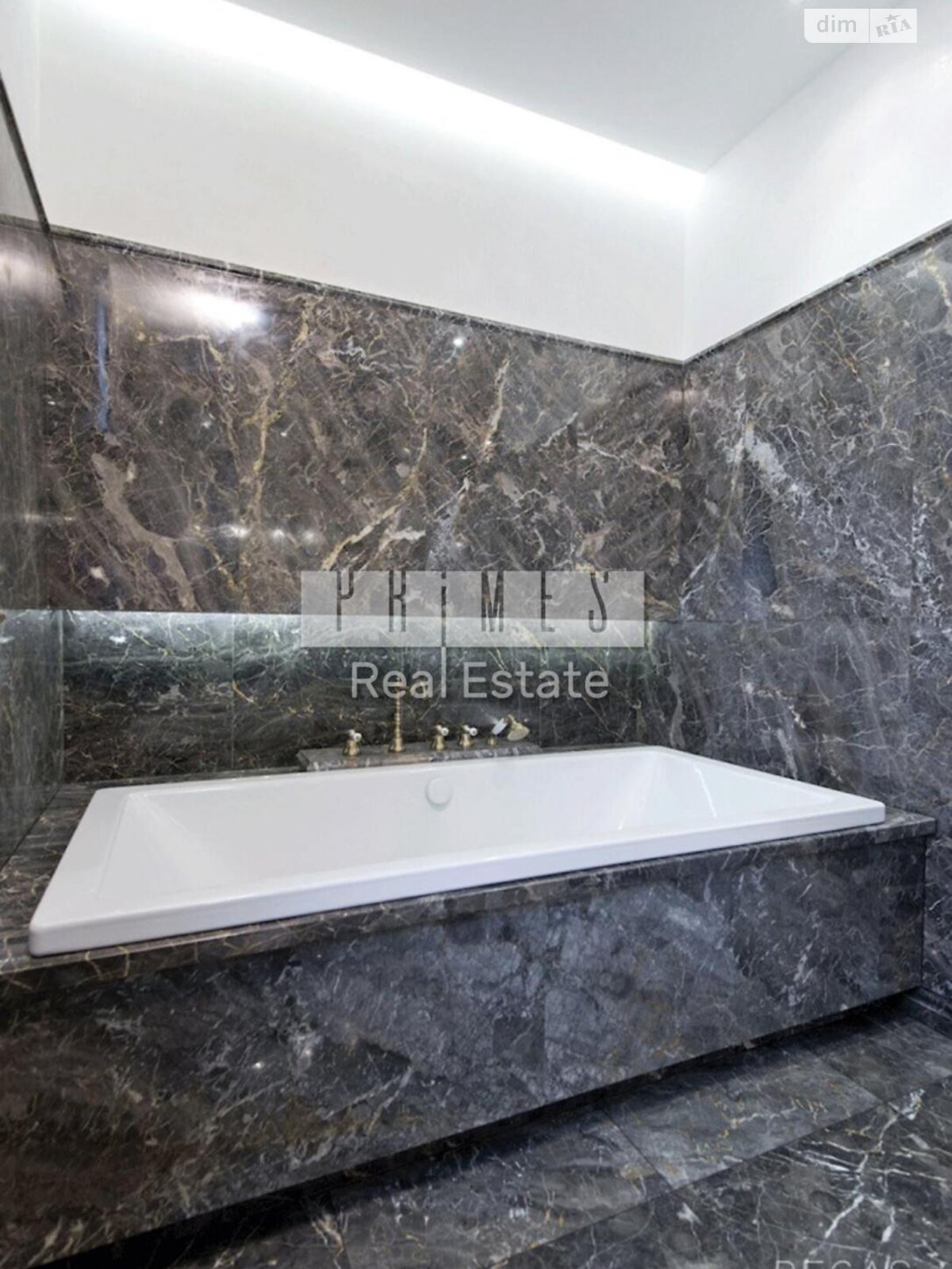 трехэтажный дом с верандой, 800 кв. м, кирпич. Продажа в Иванковичах фото 1