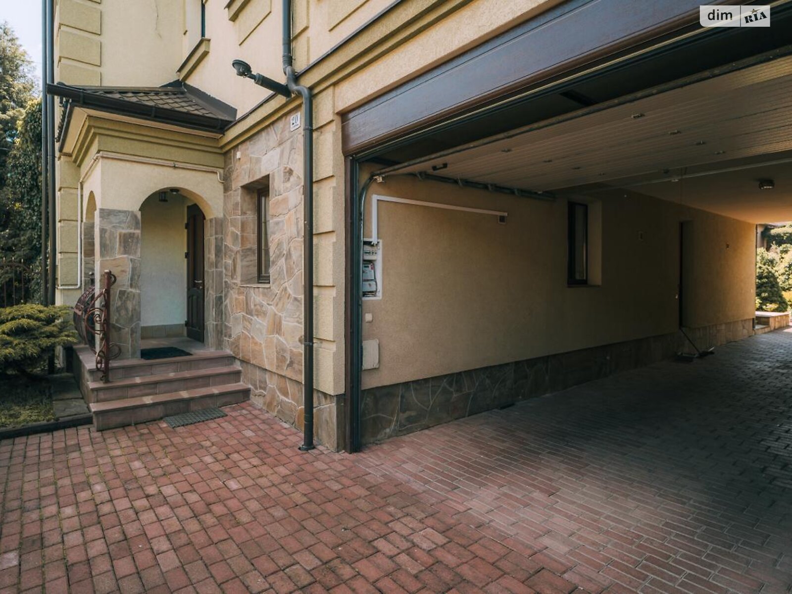 трехэтажный дом с гаражом, 330.9 кв. м, кирпич. Продажа в Ивано-Франковске фото 1 трехэтажный дом с гаражом, 330.9 кв. м, кирпич. Продажа в Ивано-Франковске фото 1