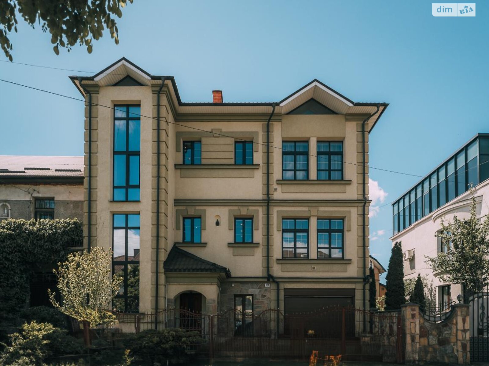 трехэтажный дом с гаражом, 330.9 кв. м, кирпич. Продажа в Ивано-Франковске фото 1 трехэтажный дом с гаражом, 330.9 кв. м, кирпич. Продажа в Ивано-Франковске фото 1