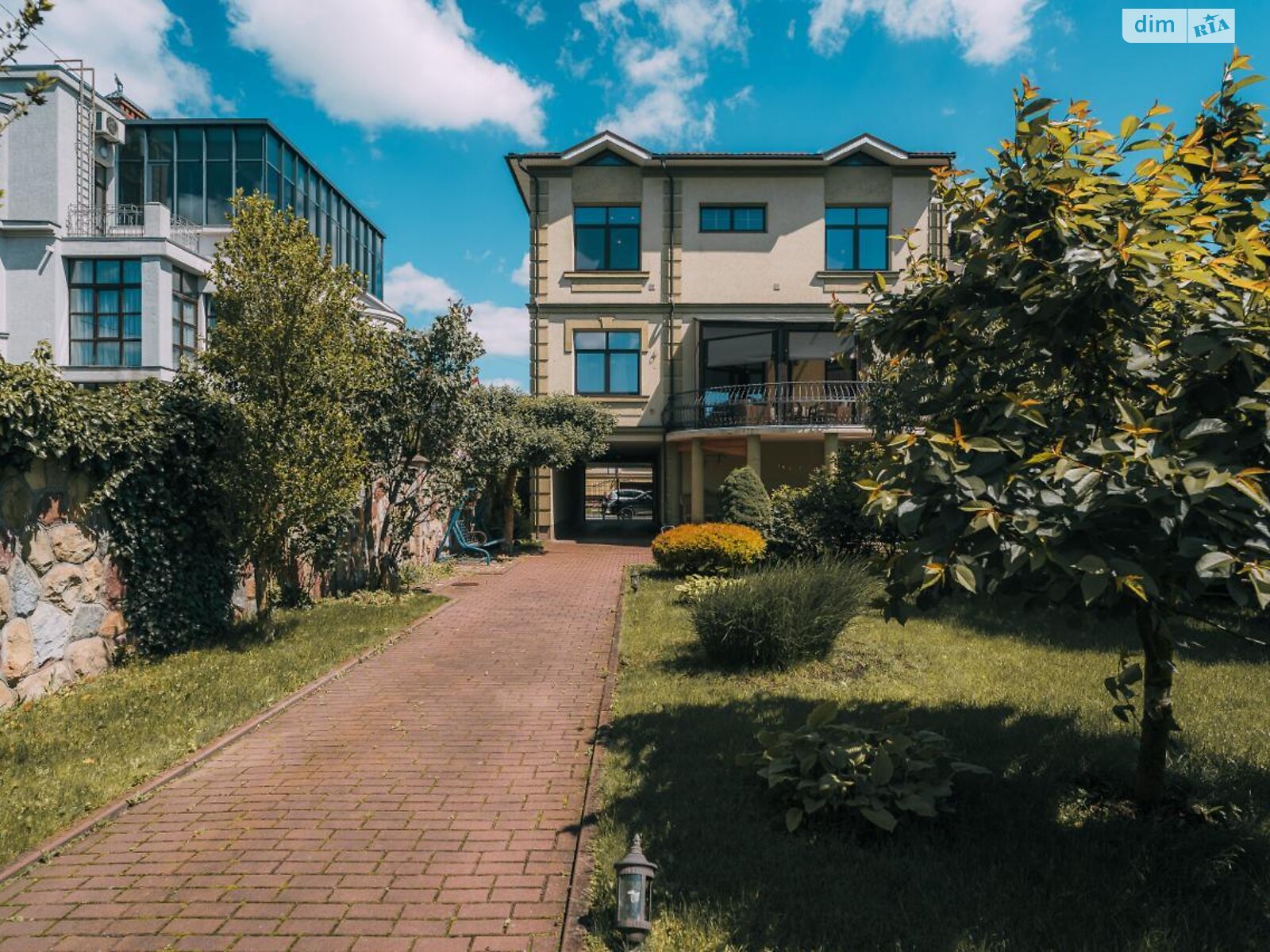 трехэтажный дом с гаражом, 330.9 кв. м, кирпич. Продажа в Ивано-Франковске фото 1 трехэтажный дом с гаражом, 330.9 кв. м, кирпич. Продажа в Ивано-Франковске фото 1