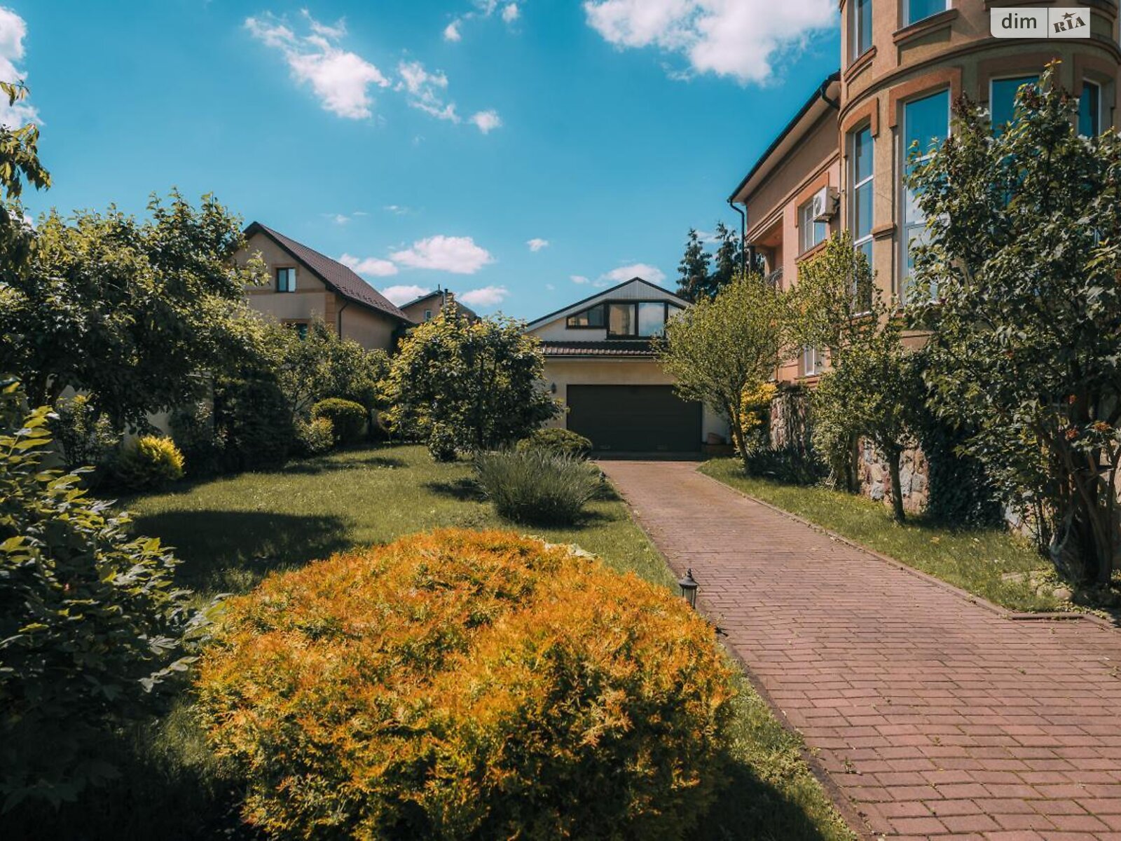 трехэтажный дом с гаражом, 330.9 кв. м, кирпич. Продажа в Ивано-Франковске фото 1 трехэтажный дом с гаражом, 330.9 кв. м, кирпич. Продажа в Ивано-Франковске фото 1
