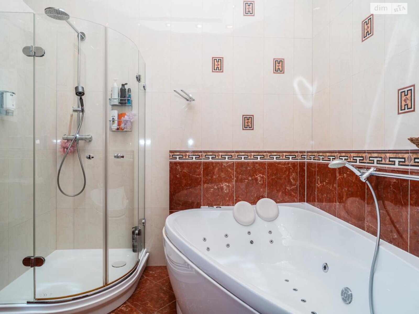 трехэтажный дом с гаражом, 330.9 кв. м, кирпич. Продажа в Ивано-Франковске фото 1 трехэтажный дом с гаражом, 330.9 кв. м, кирпич. Продажа в Ивано-Франковске фото 1