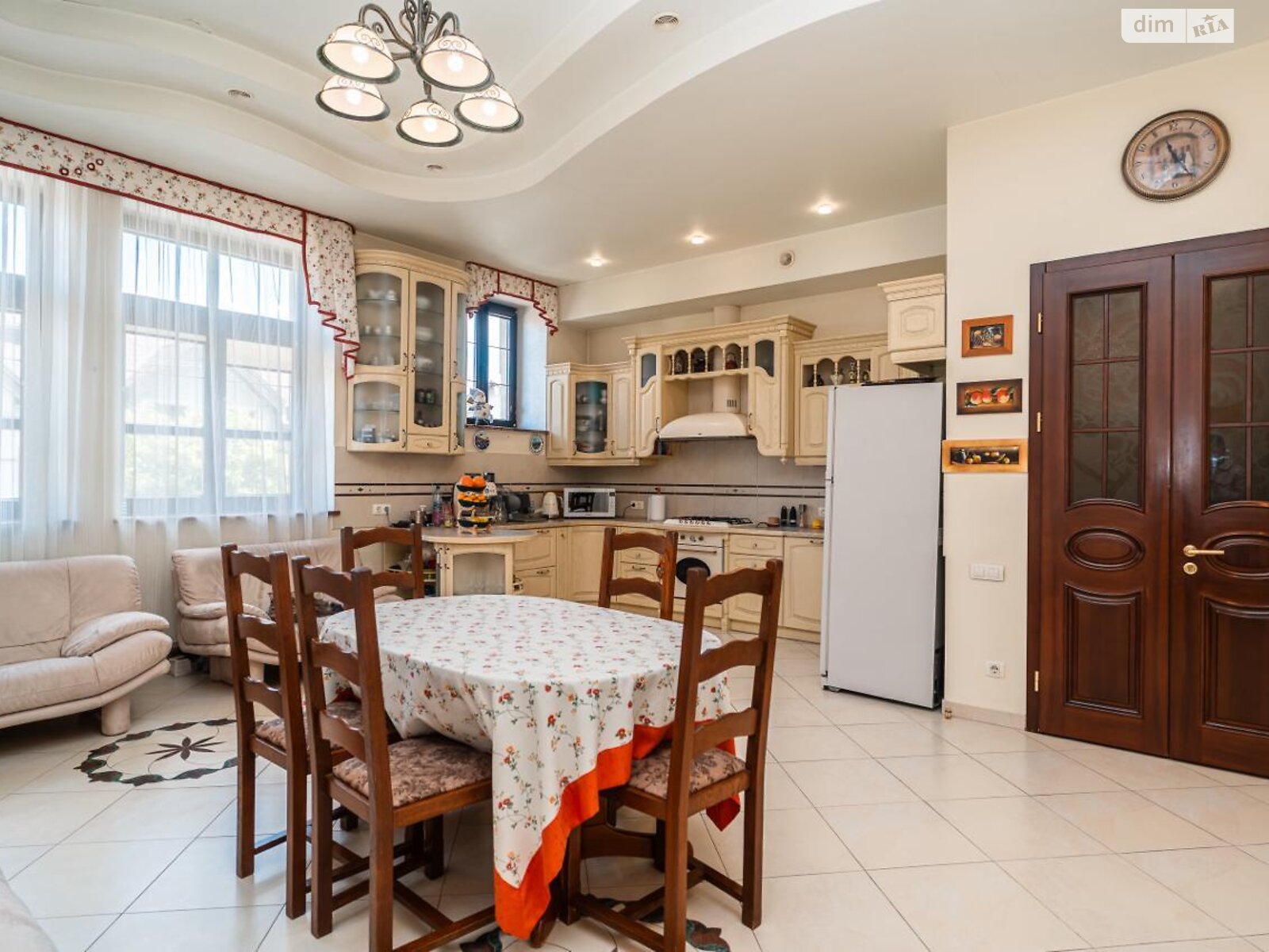 трехэтажный дом с гаражом, 330.9 кв. м, кирпич. Продажа в Ивано-Франковске фото 1 трехэтажный дом с гаражом, 330.9 кв. м, кирпич. Продажа в Ивано-Франковске фото 1