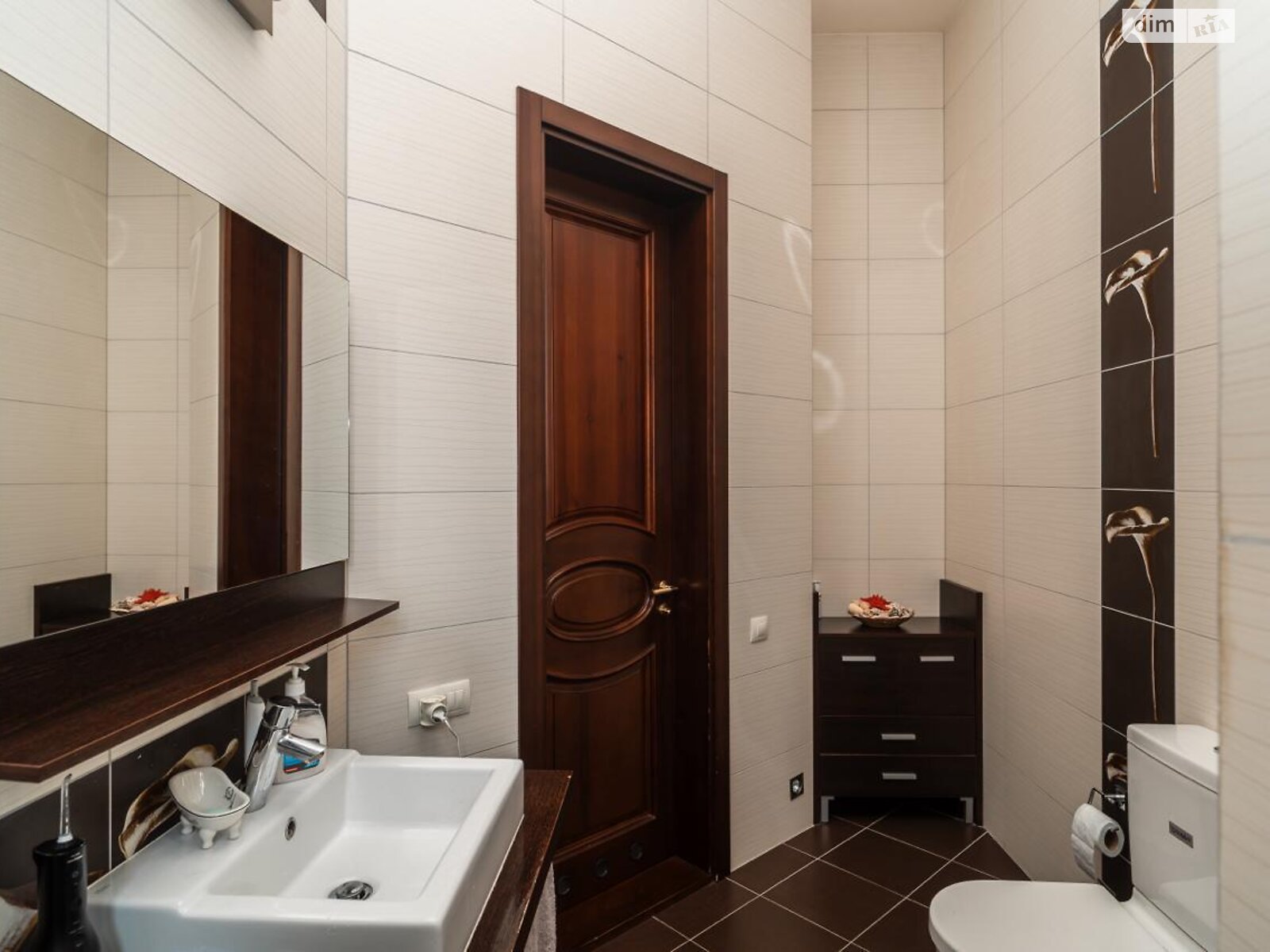 трехэтажный дом с гаражом, 330.9 кв. м, кирпич. Продажа в Ивано-Франковске фото 1 трехэтажный дом с гаражом, 330.9 кв. м, кирпич. Продажа в Ивано-Франковске фото 1