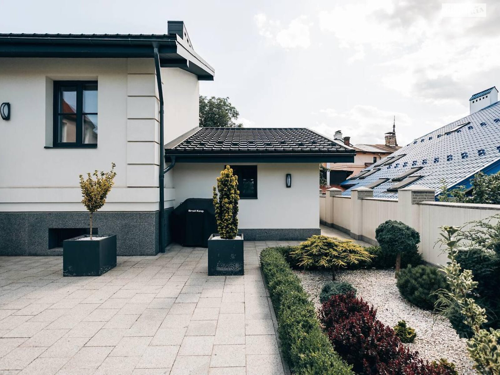двоповерховий будинок з гаражем, 420 кв. м, цегла. Продаж у Івано-Франківську фото 1 двоповерховий будинок з гаражем, 420 кв. м, цегла. Продаж у Івано-Франківську фото 1