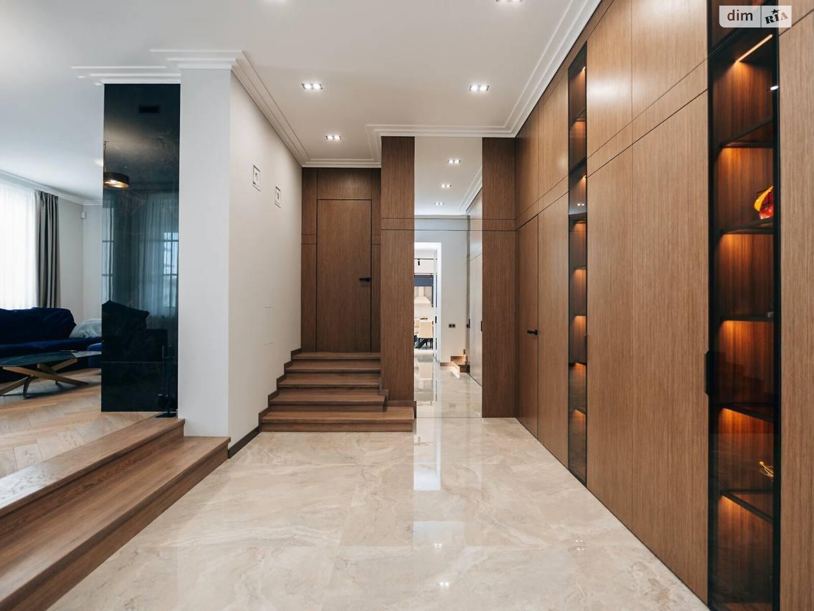 двоповерховий будинок з гаражем, 420 кв. м, цегла. Продаж у Івано-Франківську фото 1 двоповерховий будинок з гаражем, 420 кв. м, цегла. Продаж у Івано-Франківську фото 1