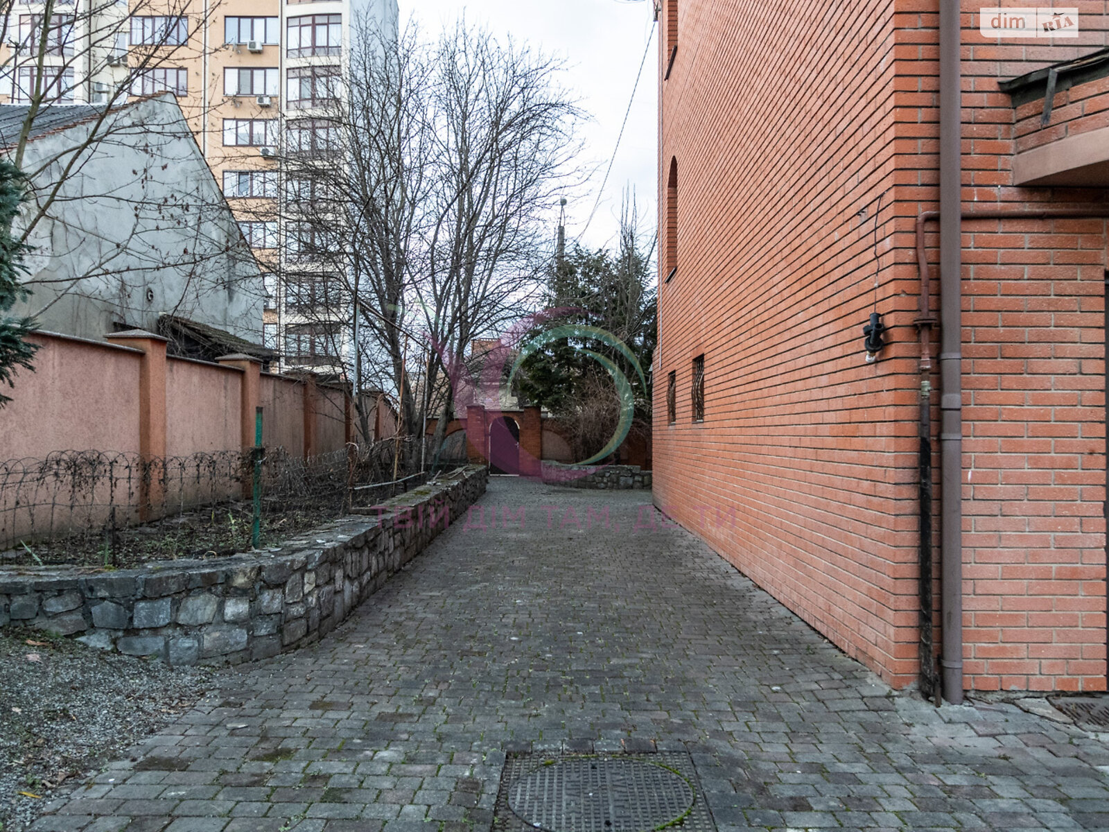трехэтажный дом с гаражом, 404 кв. м, кирпич. Продажа в Ивано-Франковске район Позитрон фото 1 трехэтажный дом с гаражом, 404 кв. м, кирпич. Продажа в Ивано-Франковске район Позитрон фото 1