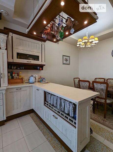 двухэтажный дом с балконом, 400 кв. м, кирпич. Продажа в Ивано-Франковске район Центр фото 1 двухэтажный дом с балконом, 400 кв. м, кирпич. Продажа в Ивано-Франковске район Центр фото 1