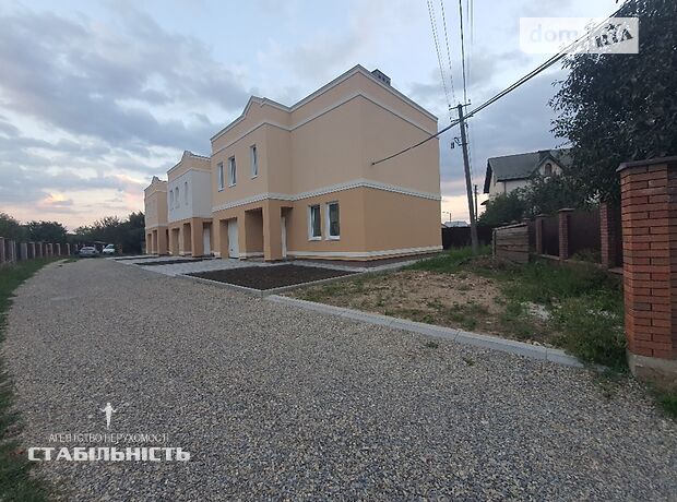 двухэтажный таунхаус, 136 кв. м, кирпич. Продажа в Угорниках фото 1 двухэтажный таунхаус, 136 кв. м, кирпич. Продажа в Угорниках фото 1