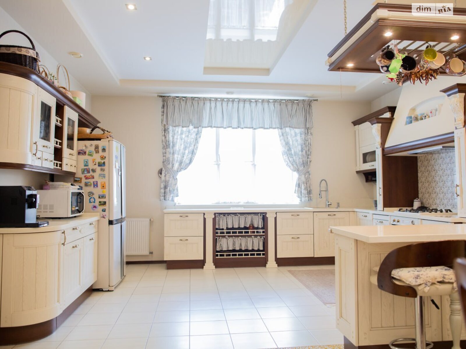 трехэтажный дом с гаражом, 396 кв. м, кирпич. Продажа в Ивано-Франковске фото 1 трехэтажный дом с гаражом, 396 кв. м, кирпич. Продажа в Ивано-Франковске фото 1