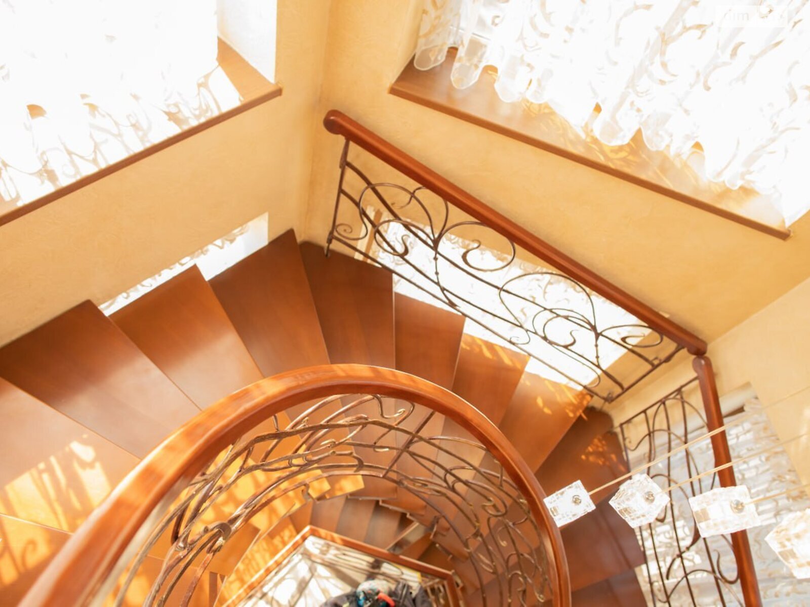 трехэтажный дом с гаражом, 395 кв. м, кирпич. Продажа в Ивано-Франковске фото 1 трехэтажный дом с гаражом, 395 кв. м, кирпич. Продажа в Ивано-Франковске фото 1