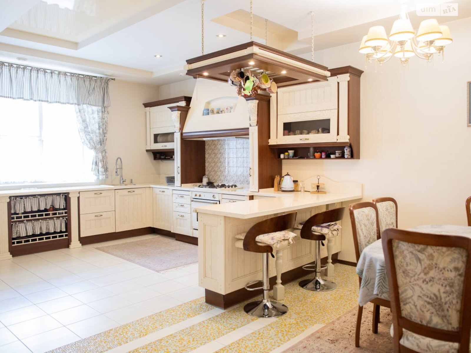 трехэтажный дом с гаражом, 395 кв. м, кирпич. Продажа в Ивано-Франковске фото 1 трехэтажный дом с гаражом, 395 кв. м, кирпич. Продажа в Ивано-Франковске фото 1