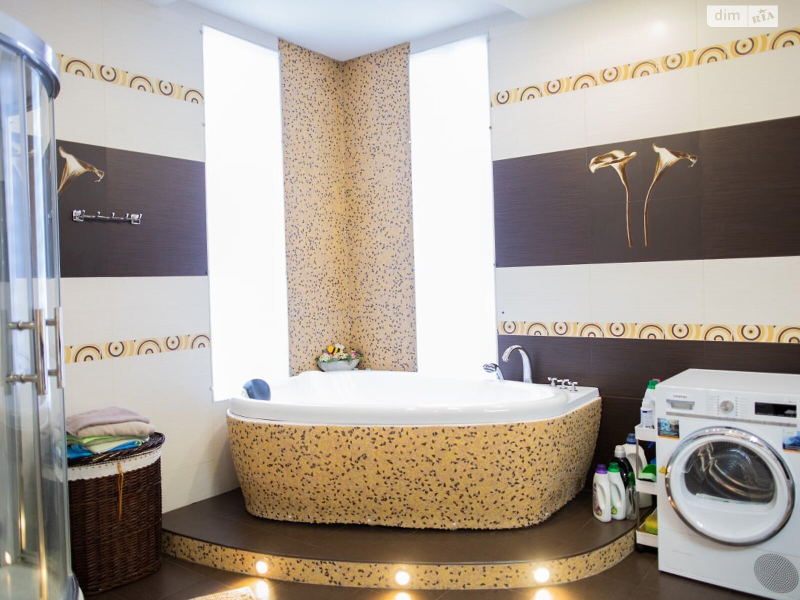 трехэтажный дом с гаражом, 395 кв. м, кирпич. Продажа в Ивано-Франковске фото 1 трехэтажный дом с гаражом, 395 кв. м, кирпич. Продажа в Ивано-Франковске фото 1