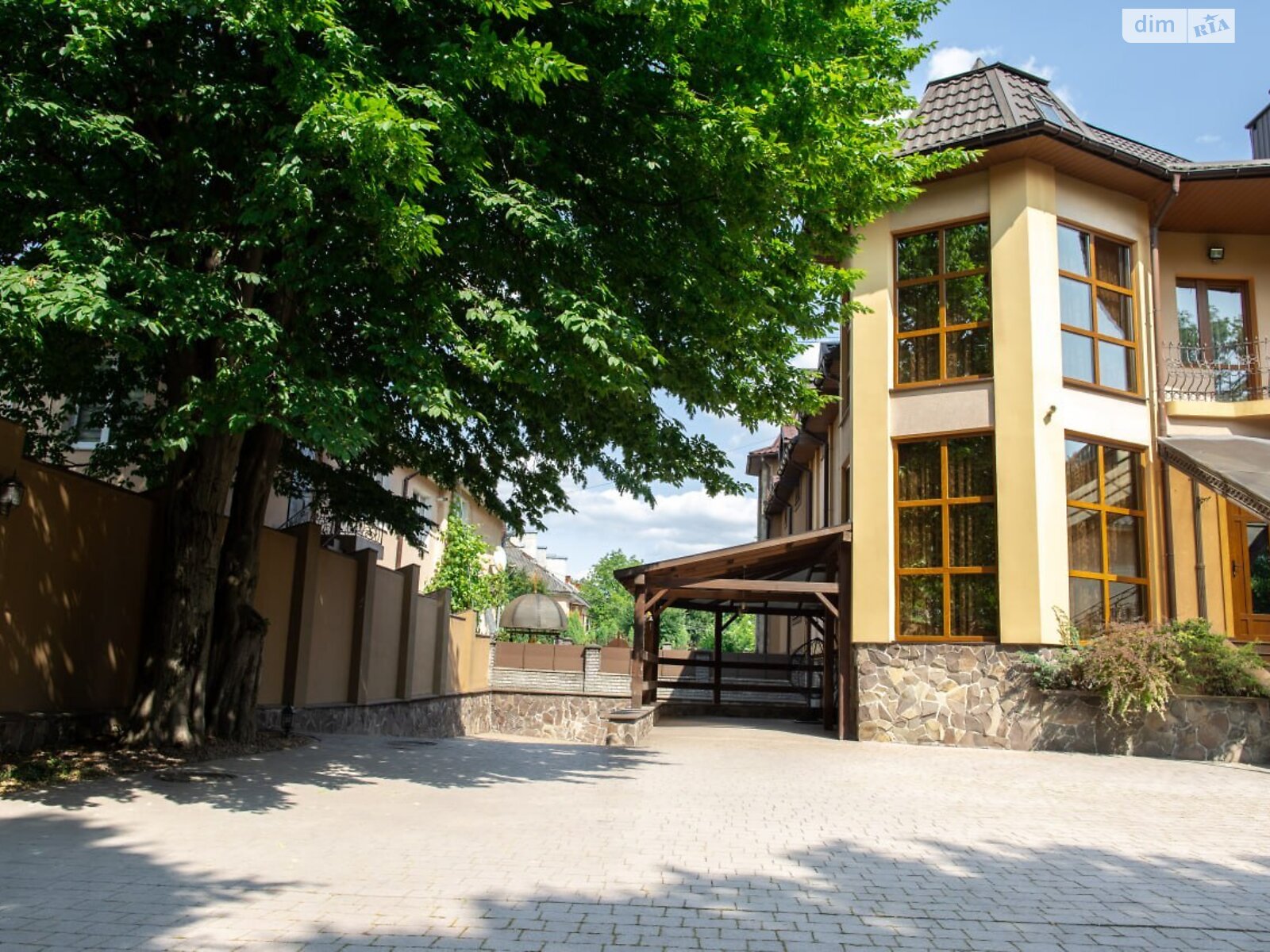 трехэтажный дом с гаражом, 395 кв. м, кирпич. Продажа в Ивано-Франковске фото 1 трехэтажный дом с гаражом, 395 кв. м, кирпич. Продажа в Ивано-Франковске фото 1