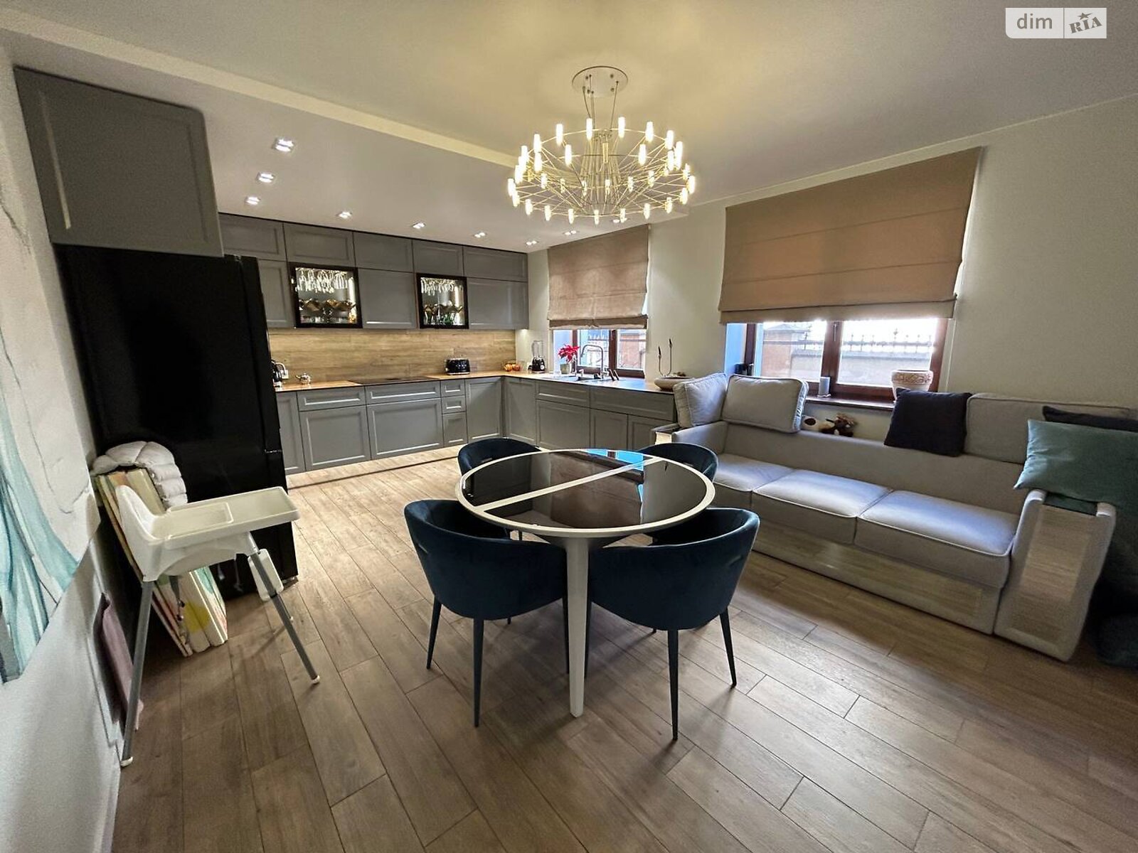 триповерховий будинок з гаражем, 501 кв. м, цегла. Продаж в Івано-Франківську, район Опришівці фото 1 триповерховий будинок з гаражем, 501 кв. м, цегла. Продаж в Івано-Франківську, район Опришівці фото 1