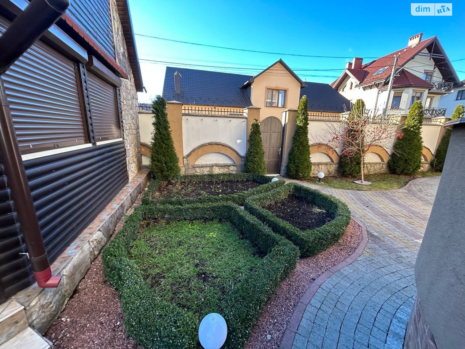 триповерховий будинок з гаражем, 501 кв. м, цегла. Продаж в Івано-Франківську, район Опришівці фото 1 триповерховий будинок з гаражем, 501 кв. м, цегла. Продаж в Івано-Франківську, район Опришівці фото 1