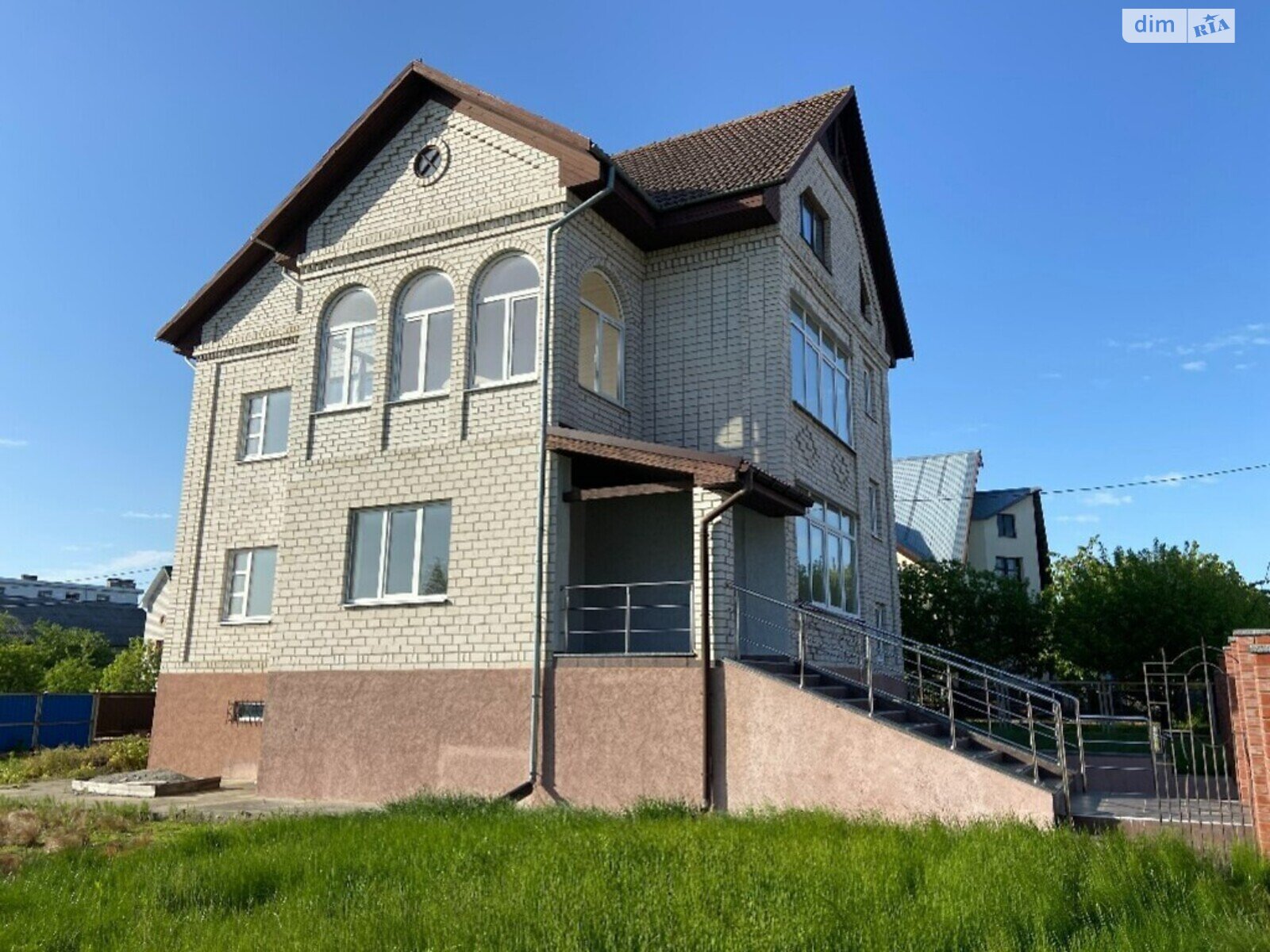 трехэтажный дом с верандой, 480 кв. м, кирпич. Продажа в Житомире фото 1 трехэтажный дом с верандой, 480 кв. м, кирпич. Продажа в Житомире фото 1