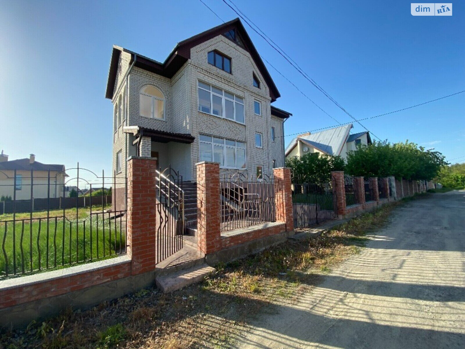 трехэтажный дом с верандой, 480 кв. м, кирпич. Продажа в Житомире фото 1 трехэтажный дом с верандой, 480 кв. м, кирпич. Продажа в Житомире фото 1