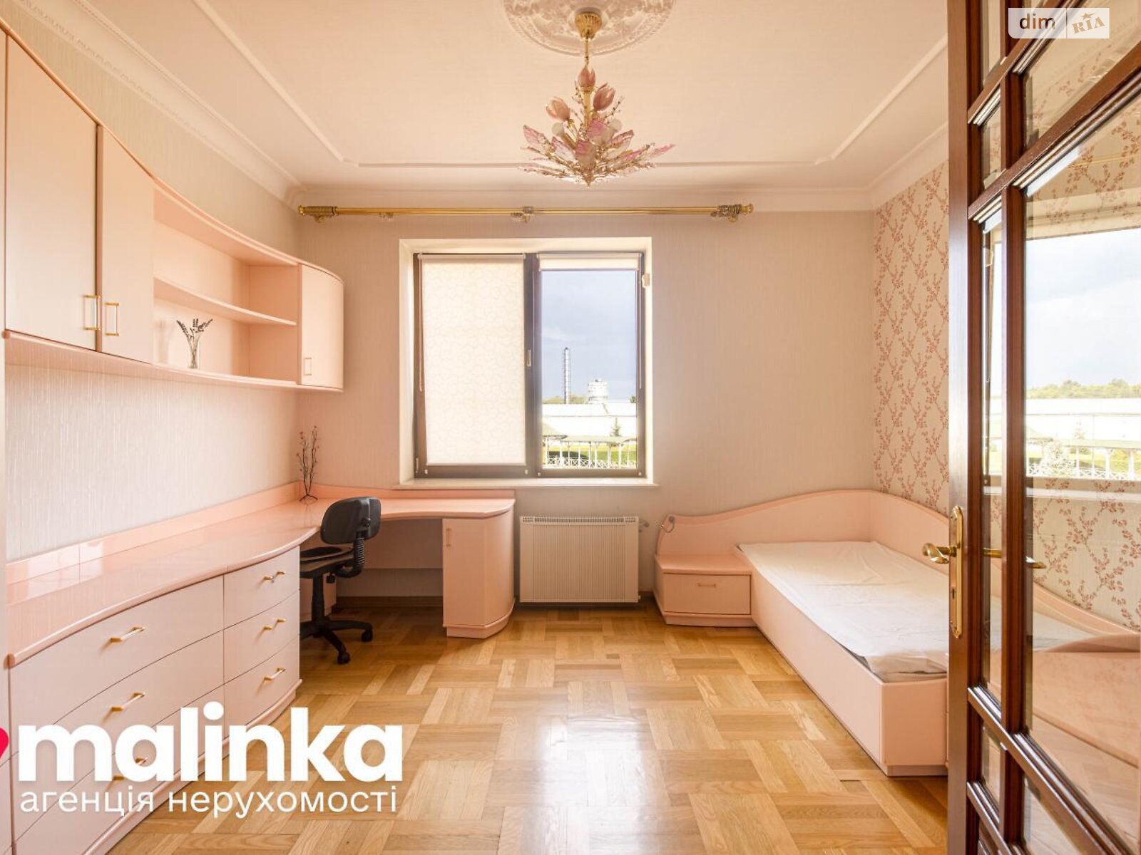 трехэтажный дом, 1055 кв. м, кирпич. Продажа в Жовкве район Жолква фото 1