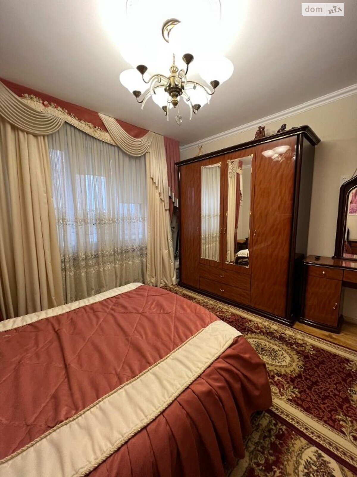 трехэтажный дом с ремонтом, 250 кв. м, кирпич. Продажа в Куликове фото 1