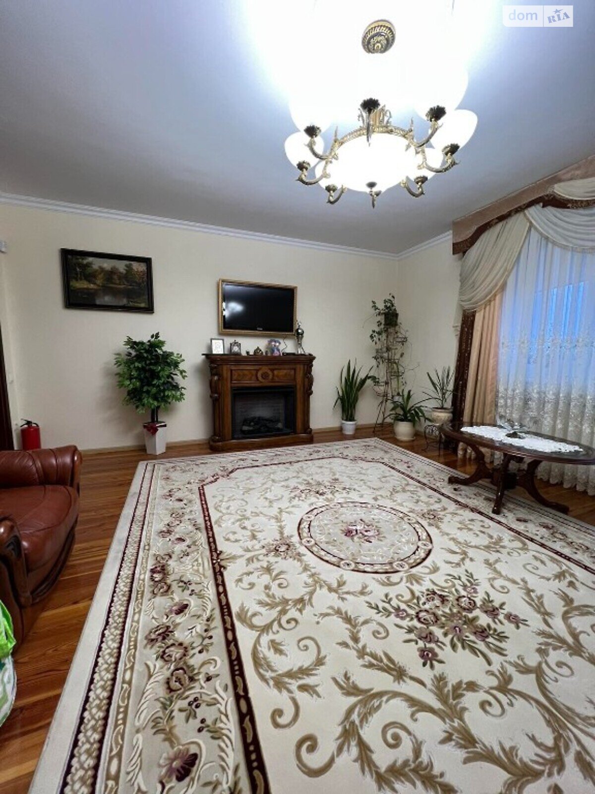 трехэтажный дом с ремонтом, 250 кв. м, кирпич. Продажа в Куликове фото 1