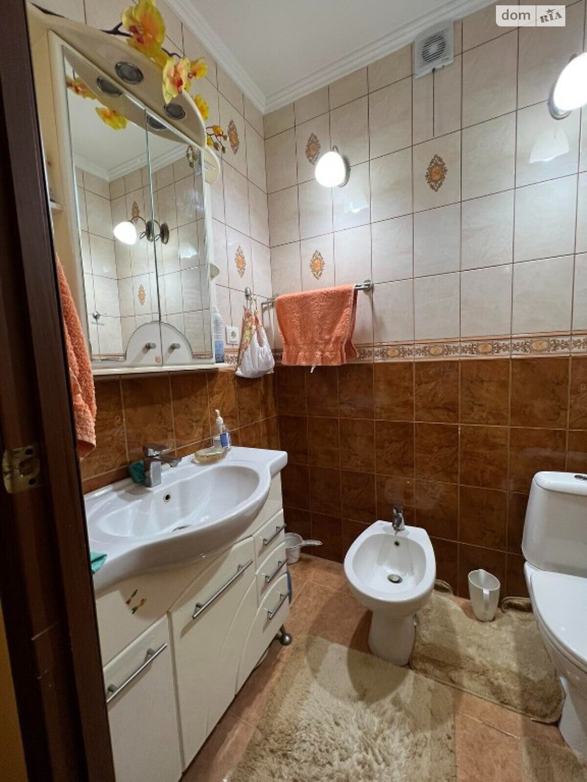 трехэтажный дом с ремонтом, 250 кв. м, кирпич. Продажа в Куликове фото 1