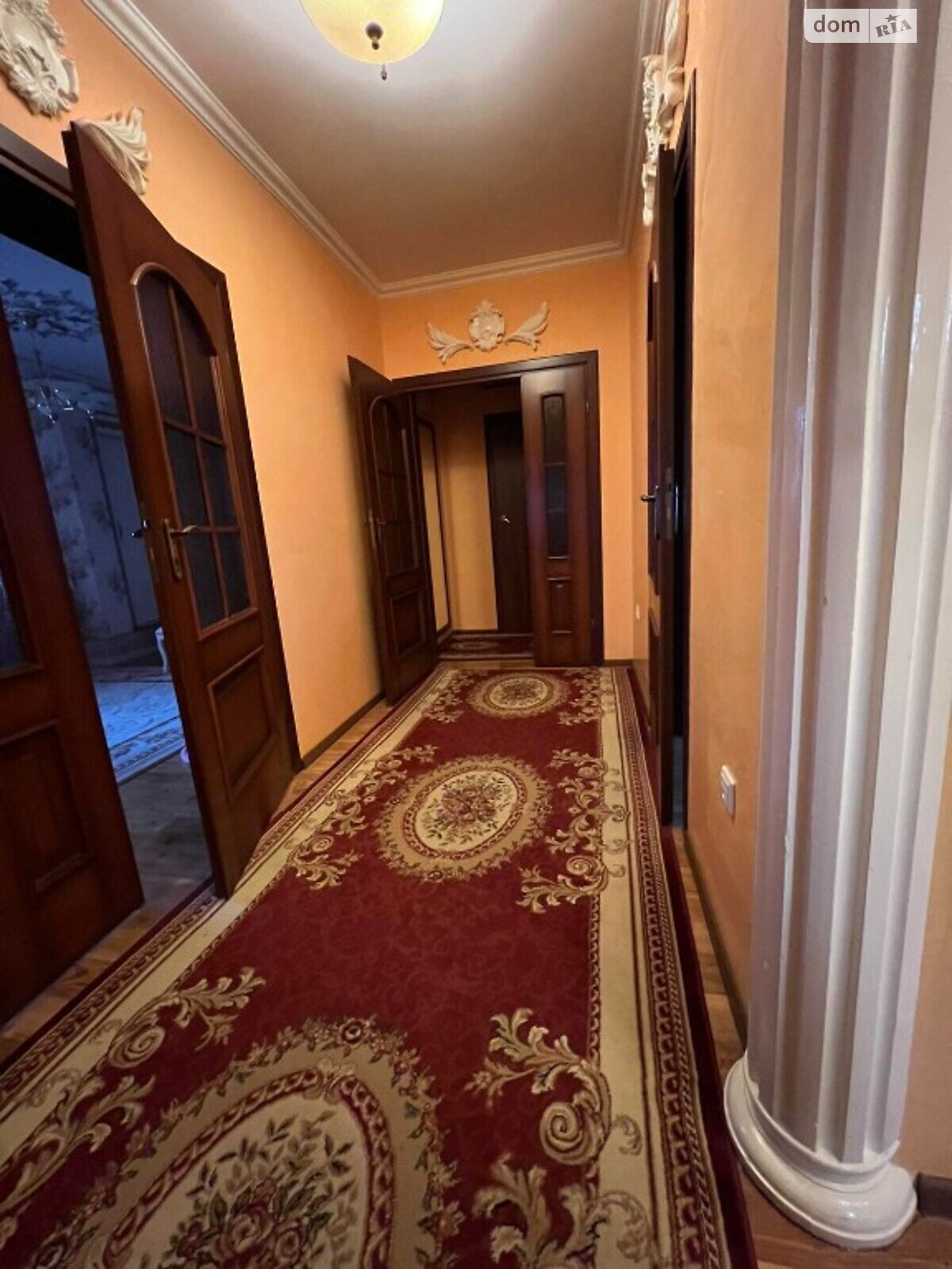 трехэтажный дом с ремонтом, 250 кв. м, кирпич. Продажа в Куликове фото 1