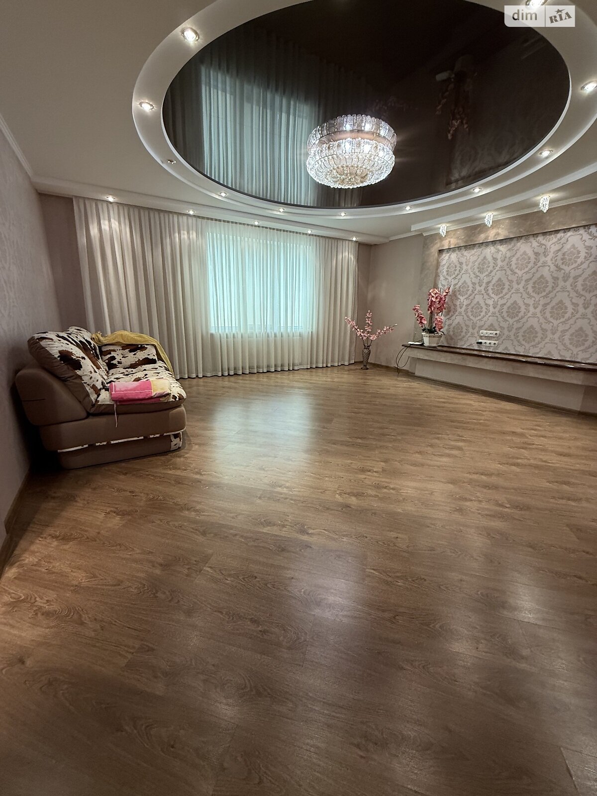 трехэтажный дом, 380 кв. м, кирпич. Продажа в Капустине фото 1 трехэтажный дом, 380 кв. м, кирпич. Продажа в Капустине фото 1