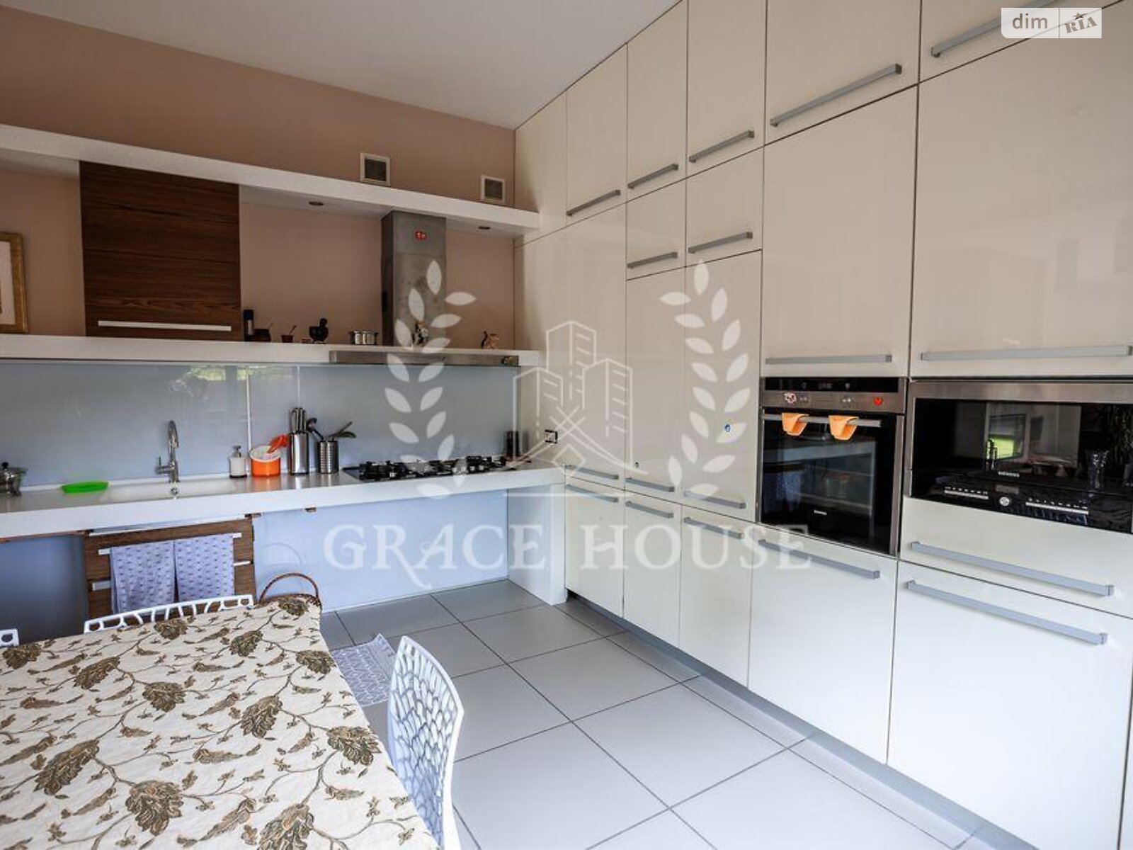 трехэтажный дом с гаражом, 330 кв. м, кирпич. Продажа в Киеве район Берковец фото 1