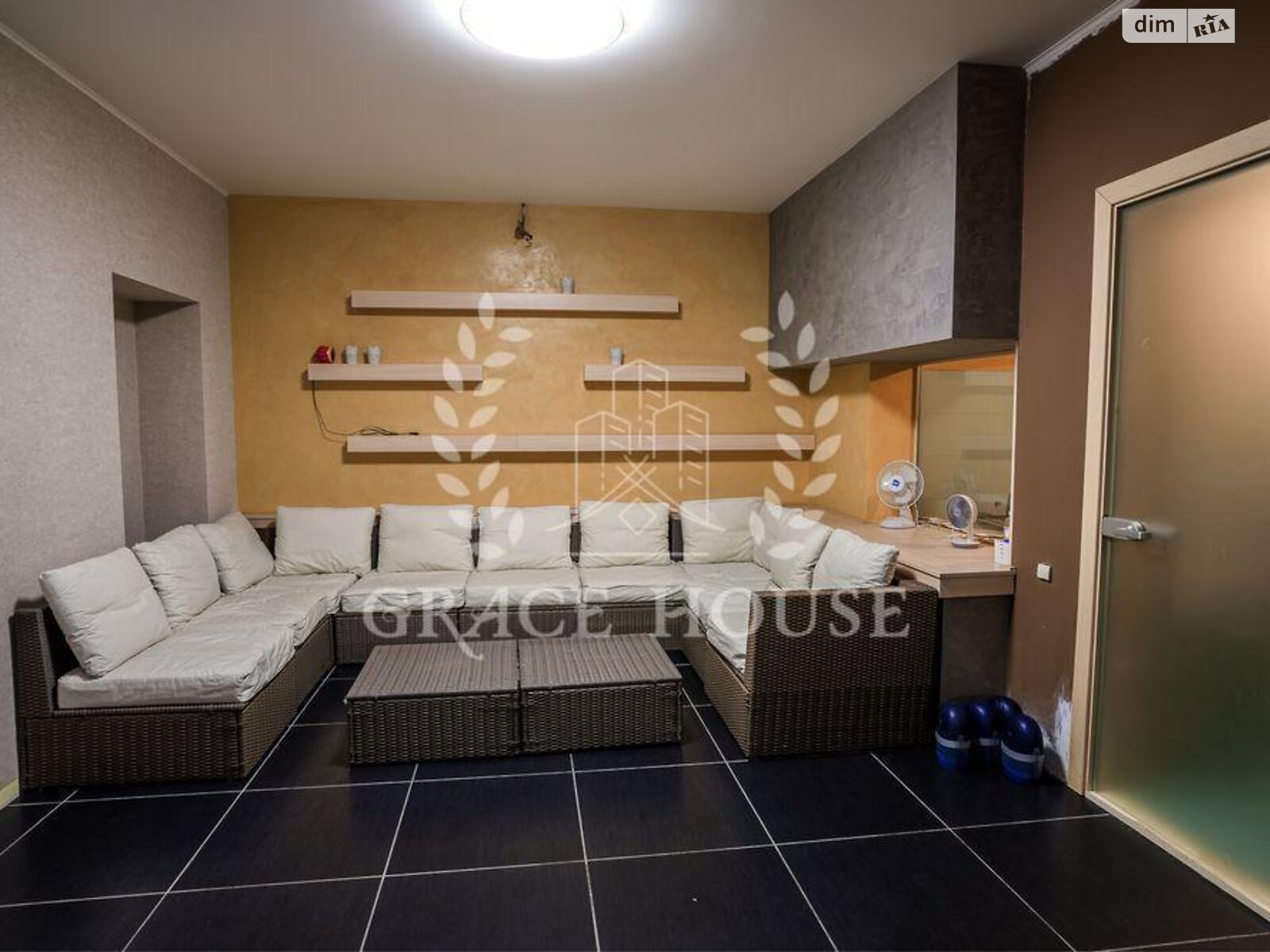 трехэтажный дом с гаражом, 330 кв. м, кирпич. Продажа в Киеве район Берковец фото 1