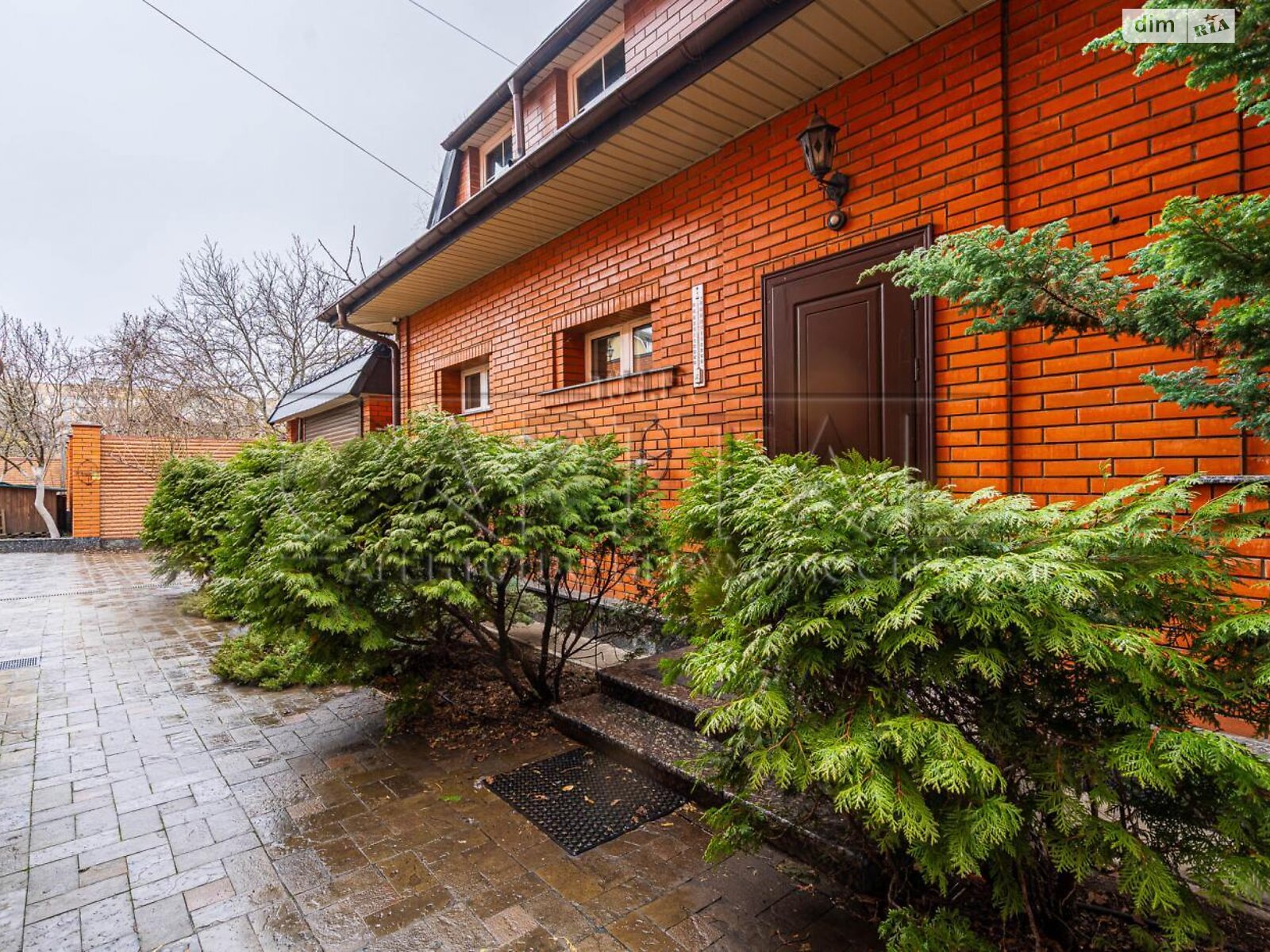 трехэтажный дом с гаражом, 700 кв. м, кирпич. Продажа в Киеве район Святошинский фото 1 трехэтажный дом с гаражом, 700 кв. м, кирпич. Продажа в Киеве район Святошинский фото 1