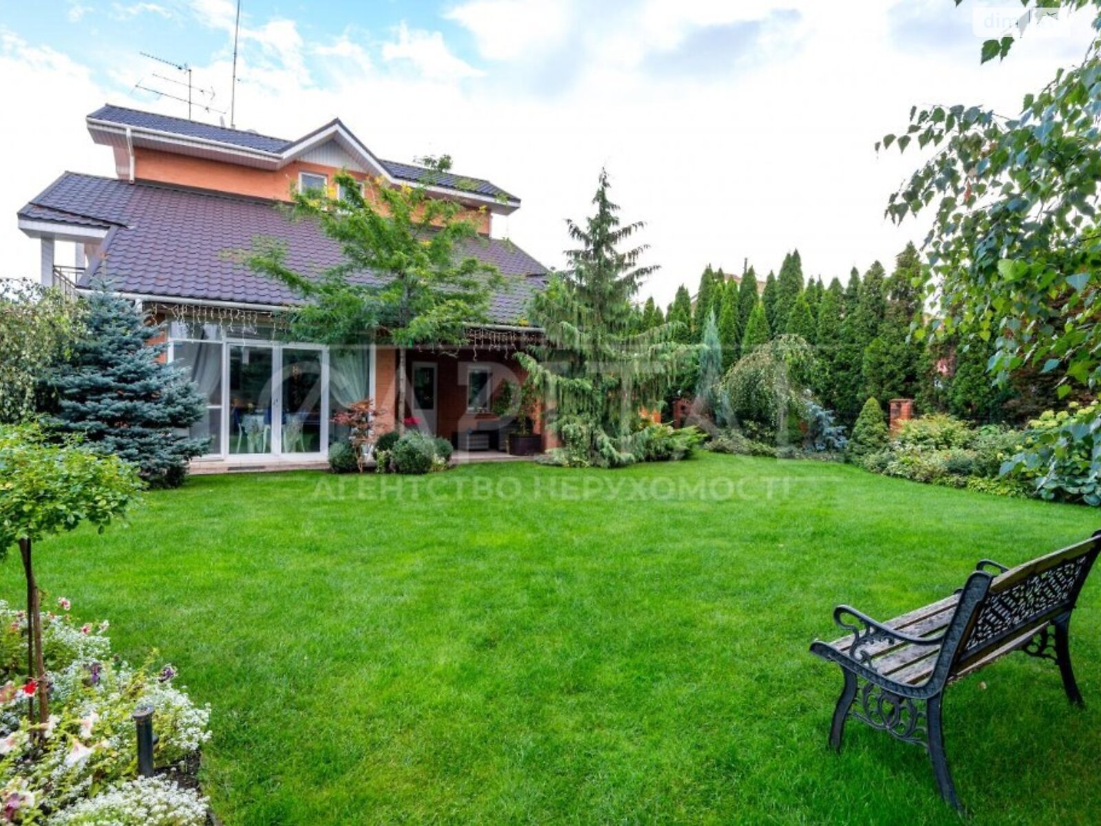 трехэтажный дом, 260 кв. м, кирпич. Продажа в Киеве район Дарницкий фото 1 трехэтажный дом, 260 кв. м, кирпич. Продажа в Киеве район Дарницкий фото 1