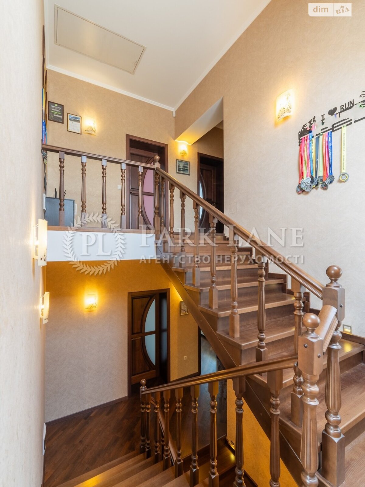 трехэтажный дом с балконом, 335.8 кв. м, кирпич. Продажа в Гнедине фото 1