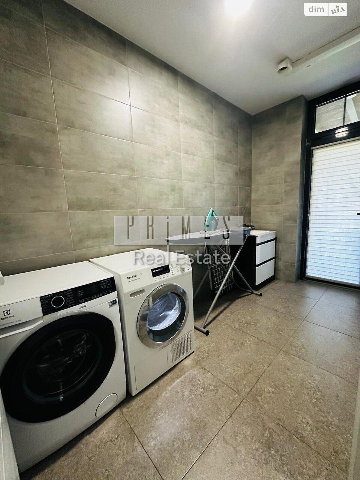 трехэтажный дом с балконом, 210 кв. м, кирпич. Продажа в Киеве район Голосеевский фото 1 трехэтажный дом с балконом, 210 кв. м, кирпич. Продажа в Киеве район Голосеевский фото 1