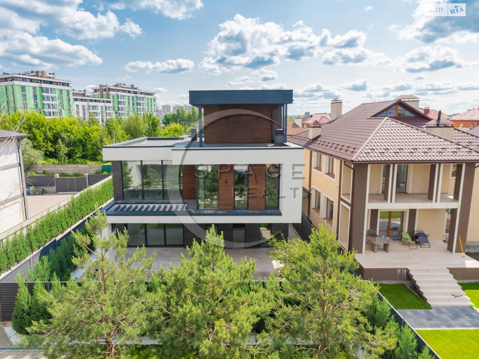 триповерховий будинок, 394 кв. м, моноліт. Продаж в Києві, район Жуляни фото 1 триповерховий будинок, 394 кв. м, моноліт. Продаж в Києві, район Жуляни фото 1