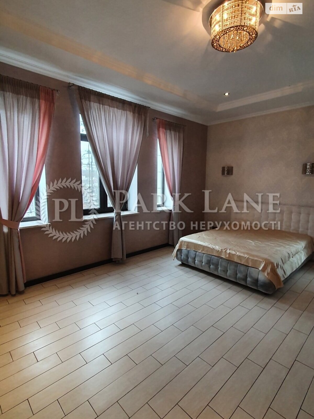 триповерховий будинок з гаражем, 850 кв. м, цегла. Продаж у Києві фото 1 триповерховий будинок з гаражем, 850 кв. м, цегла. Продаж у Києві фото 1