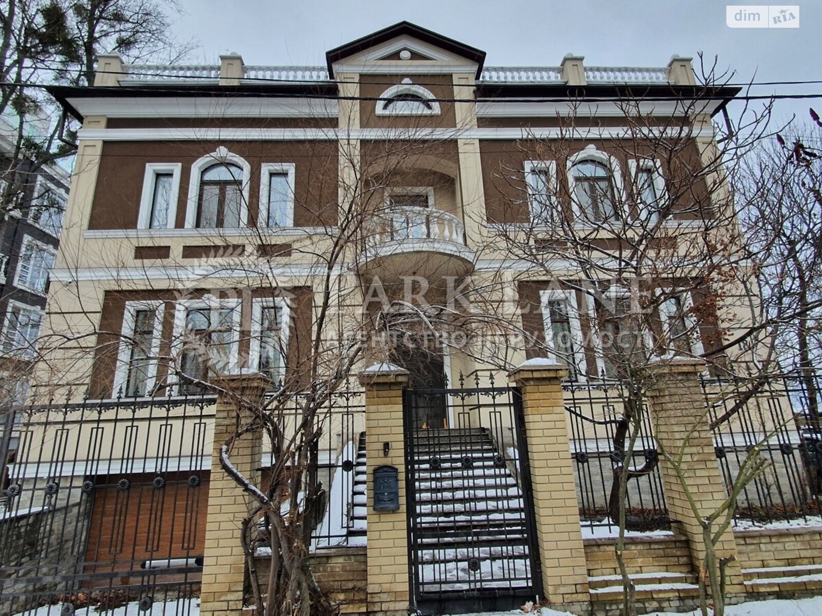 трехэтажный дом с гаражом, 850 кв. м, кирпич. Продажа в Киеве фото 1