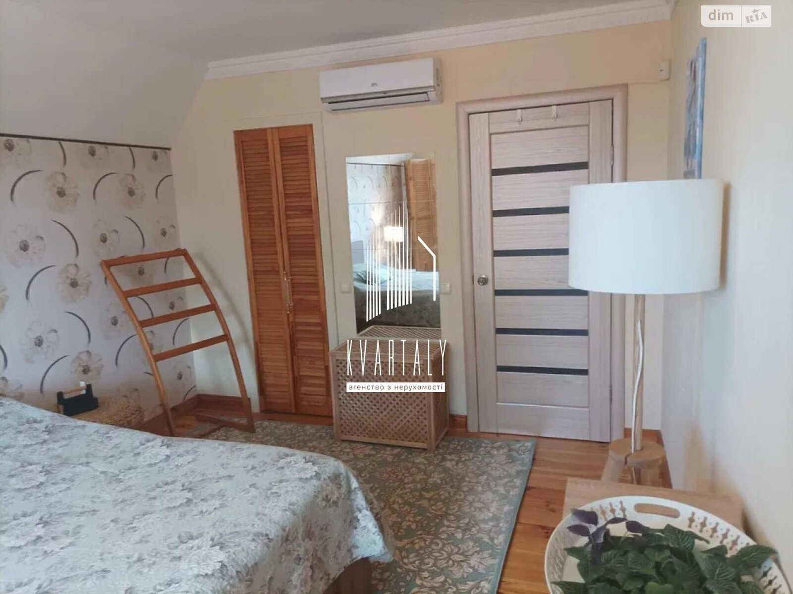 двоповерховий будинок з меблями, 147.2 кв. м, панель. Продаж в Києві, район Нижні сади фото 1 двоповерховий будинок з меблями, 147.2 кв. м, панель. Продаж в Києві, район Нижні сади фото 1