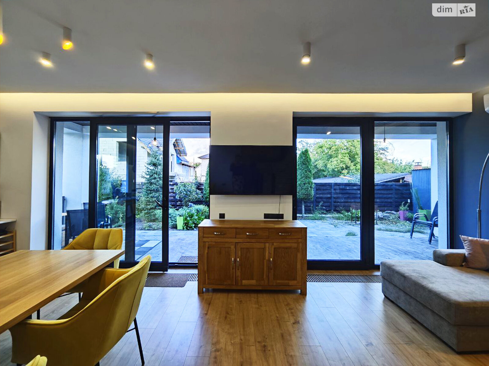 трехэтажный дом с верандой, 300 кв. м, газобетон. Продажа в Киеве район Нижние сады фото 1 трехэтажный дом с верандой, 300 кв. м, газобетон. Продажа в Киеве район Нижние сады фото 1