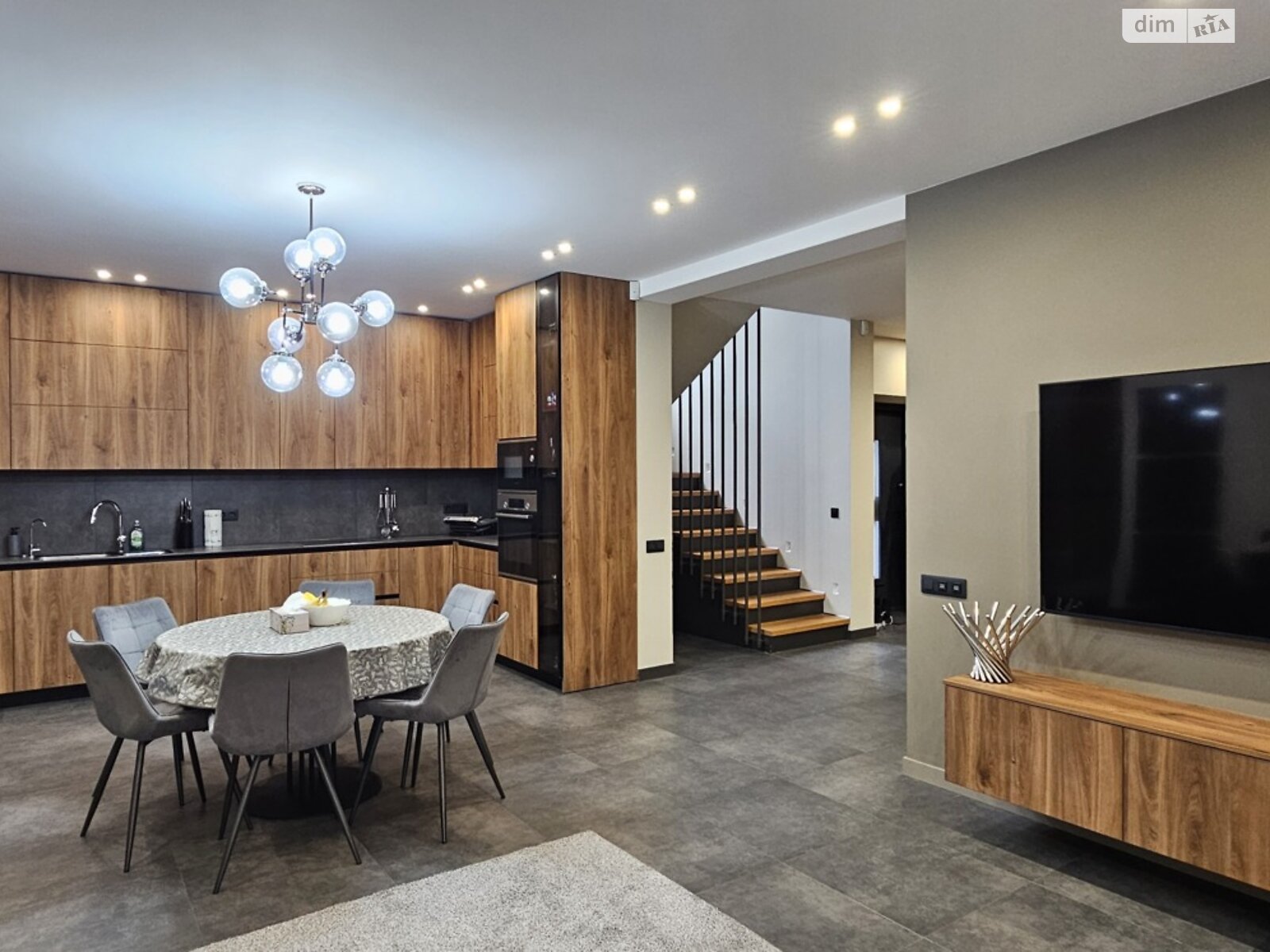 двухэтажный дом с ремонтом, 140 кв. м, кирпич. Продажа в Киеве район Оболонский фото 1