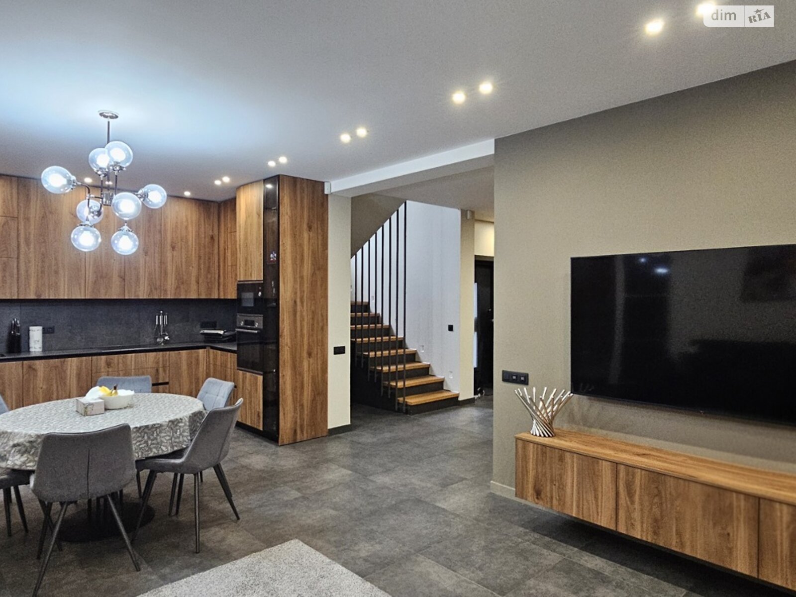 двухэтажный дом с ремонтом, 140 кв. м, кирпич. Продажа в Киеве район Оболонский фото 1