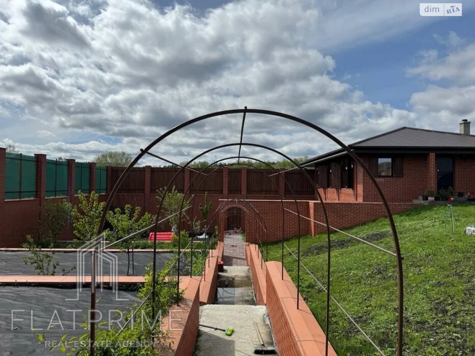 двухэтажный дом с гаражом, 170 кв. м, кирпич. Продажа в Киеве район Оболонский фото 1